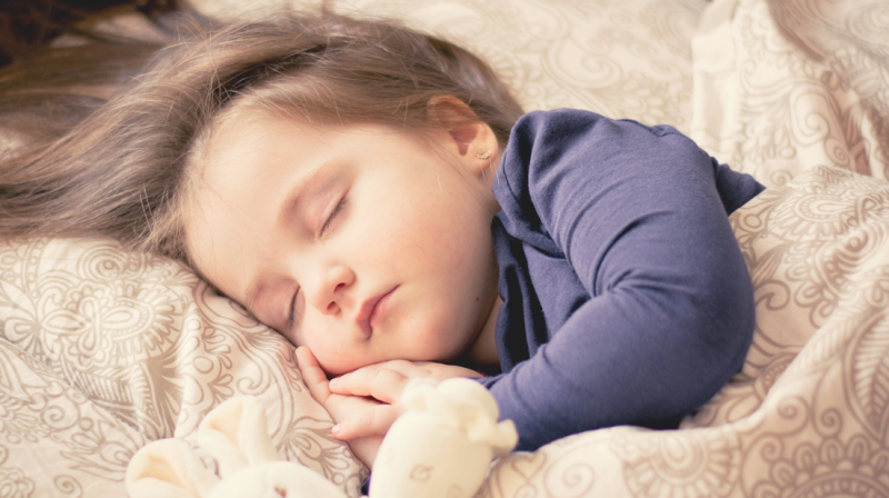 Hoe help ik mijn jonge kind beter slapen | deel 2: hoeveel slaap en wakkertijden