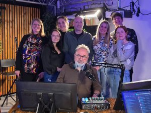 8 personen in de radiostudio bij het programma Kletsklank