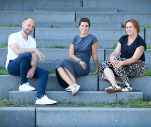 foto van het team achter Opgroeienin046 v.l.n.r. Etienne, Ludy en Claudia zittend op en trap