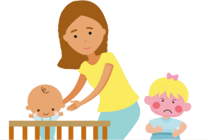 moeder troost huilende baby in de box, zusje staat ernaast en kijkt boos